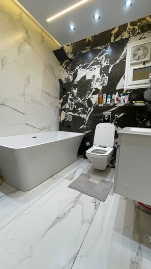 Towels, soap, toilet paper - Superb 3-bedroom apartment with AC in charming Giza Governorate (Giza Governorate)
