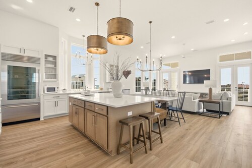 Newly built Cinnamon Beach, Ocean+Lake Views, Heated Pool, EVC, Steps from Beach