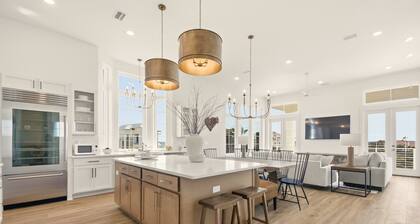 Newly built Cinnamon Beach, Ocean+Lake Views, Heated Pool, EVC, Steps from Beach