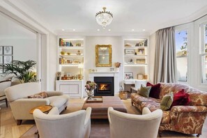 TV - 1600 Sq ft Premium Kensington 3 Bed Apartment With Private Garden, by Madestays (London)