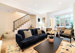 TV - 1600 Sq ft Premium Kensington 3 Bed Apartment With Private Garden, by Madestays (London)