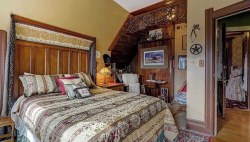 Lone Star Room - Queen Bed shared Bathroom 3rd flr