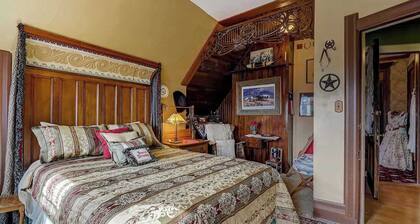 Lone Star Room - Queen Bed shared Bathroom 3rd flr