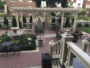 Outdoor dining - Lone Star Room - Queen Bed shared Bathroom 3rd flr (Milwaukee)