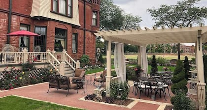 Lone Star Room - Queen Bed shared Bathroom 3rd flr