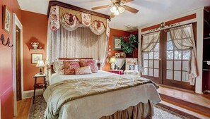 Escritorio, tabla de planchar con plancha, wifi gratis y ropa de cama