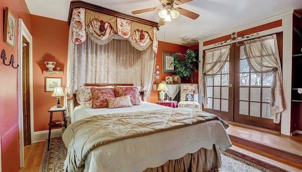 Escritorio, tabla de planchar con plancha, wifi gratis y ropa de cama 