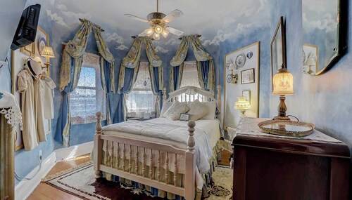 Prairie Sky Room. Double bed. Shared bathroom, 3rd floor.