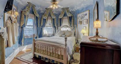 Prairie Sky Room. Double bed. Shared bathroom, 3rd floor.