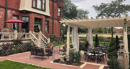 Richard's Den large room. King bed. 2nd floor