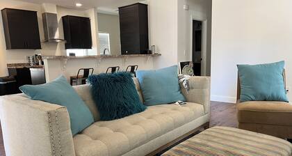 Charming 3BR/2BA Near UC Davis Med Center – AC & Off-Street Parking