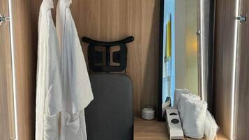 Standard Suite, 2 Double Beds, Non Smoking, City View | Interior