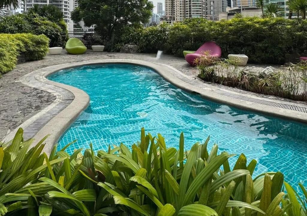 Indoor pool, 2 outdoor pools