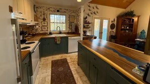 Cocina con una isla central, armarios de madera y salpicadero con diseño.