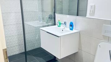 Family Apartment, Balcony, City View | Bathroom