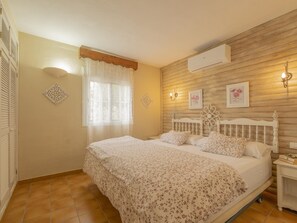 Iron/ironing board, internet, bed sheets