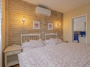 Iron/ironing board, Internet, bed sheets