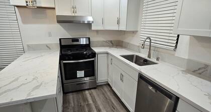 Charming apartment in perfect Los Angeles with cool AC breeze