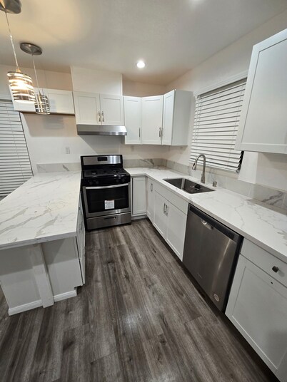 Charming apartment in perfect Los Angeles with cool AC breeze