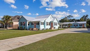 A residential area with houses featuring gabled roofs and a well-maintained lawn. - Honeymoon Suite with Shared POOL! (Bay St. Louis)