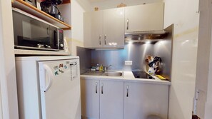 Fridge, microwave, coffee/tea maker, electric kettle - Le Marais Bleu 50 m from the seafront and beach in Saint-Hilaire-de-Riez (Saint-Hilaire-de-Riez)