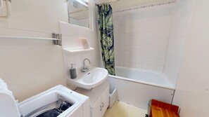 Bathroom - Le Marais Bleu 50 m from the seafront and beach in Saint-Hilaire-de-Riez (Saint-Hilaire-de-Riez)
