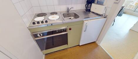 Frigorífico, microondas, cafetera o tetera y tostadora