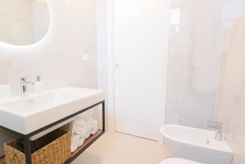 Een douche, een haardroger, een bidet, handdoeken