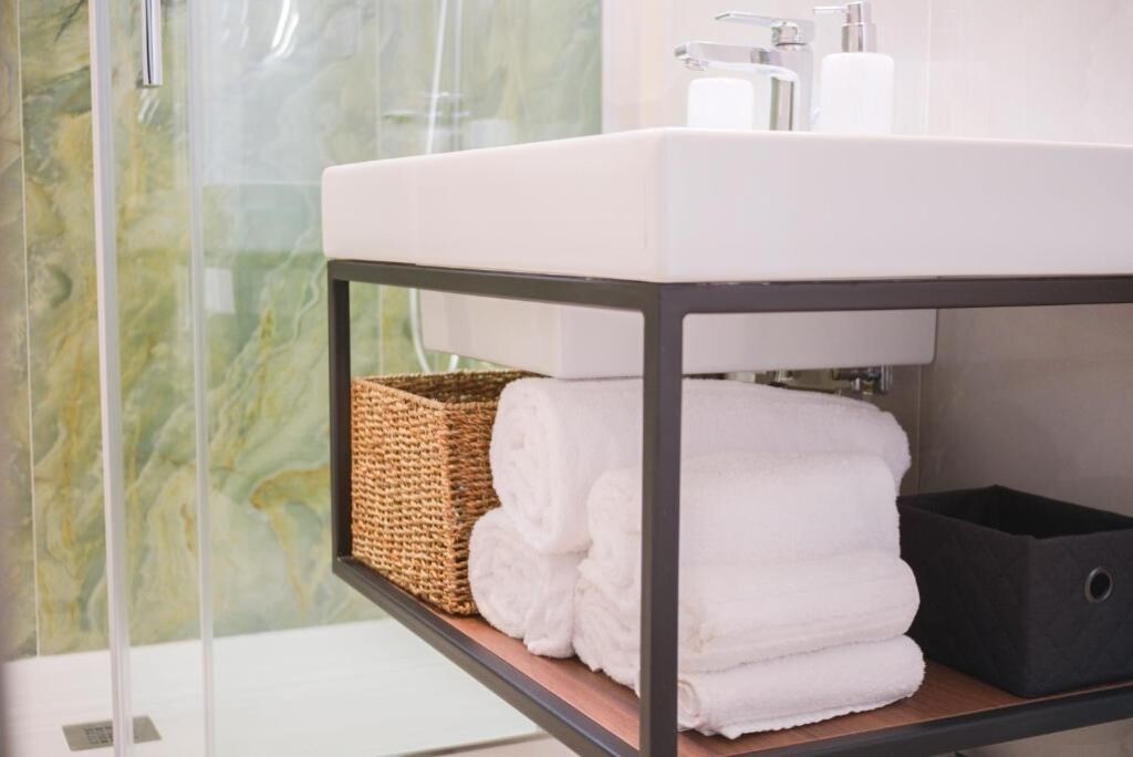 Een douche, een haardroger, een bidet, handdoeken