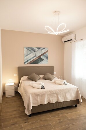 1 dormitorio, caja fuerte, tabla de planchar con plancha y cuna de viaje