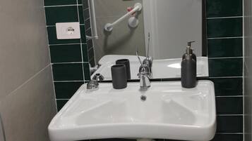 Dusche, Haartrockner, Bidet, Handtücher