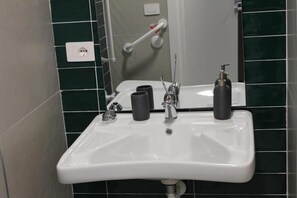 Doccia, asciugacapelli, bidet, asciugamani