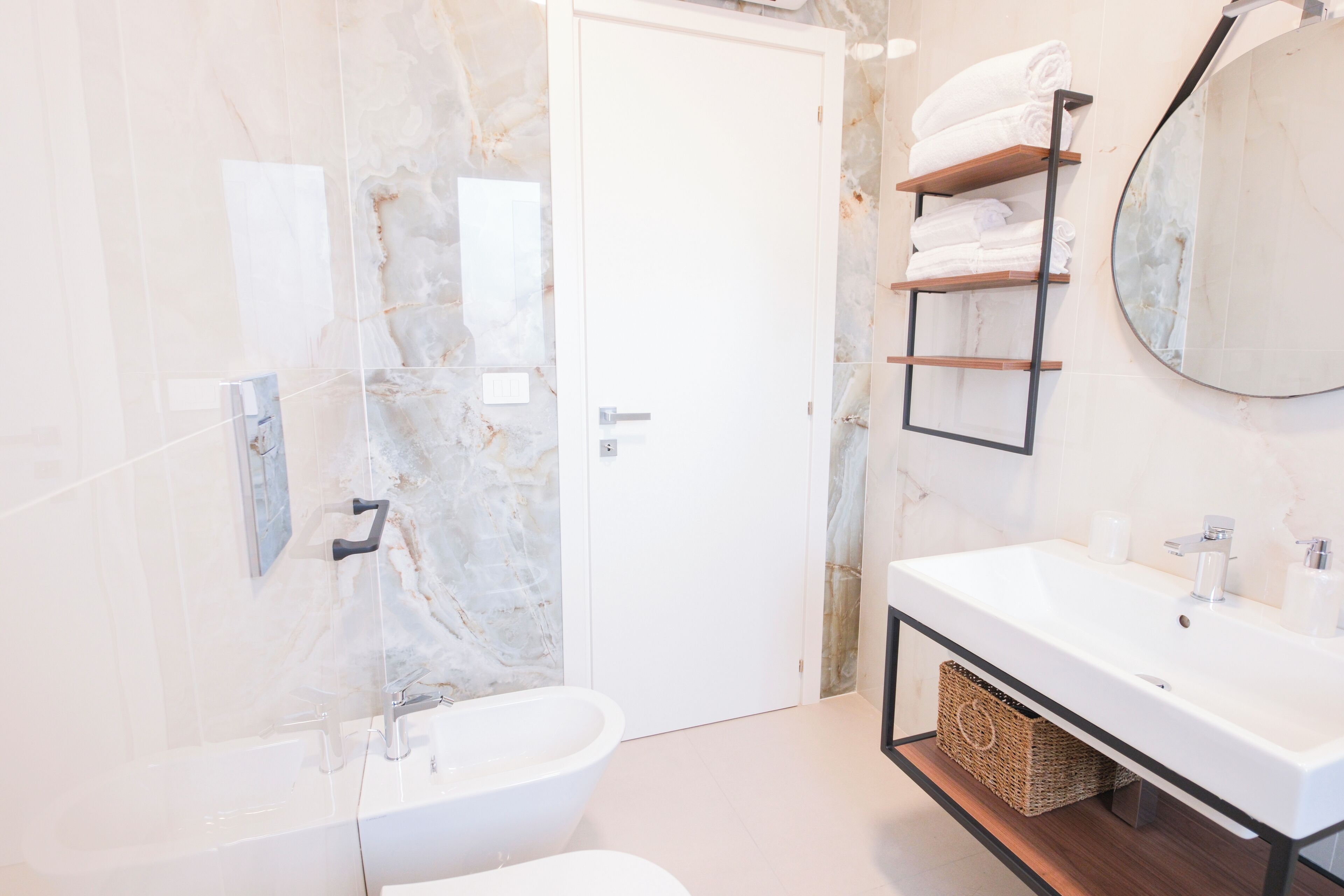 Douche, sèche-cheveux, serviettes fournies