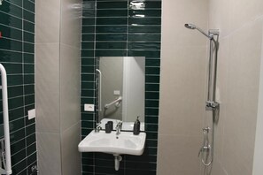 淋浴设施、吹风机、坐浴桶、毛巾