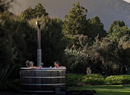 Outdoor spa tub. Waitai Lodge - Fiordland Escape