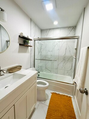 Shower, hair dryer, towels, shampoo - Casa De Campo Unit A Up to 3 (Tampa)