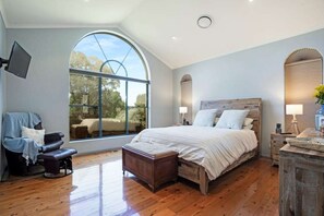 Tabla de planchar con plancha, wifi gratis y ropa de cama 