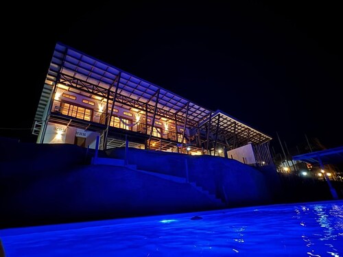 Caribbean house : 5-bedroom bungalow with ocean views. Perfect for families