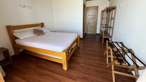 Une chambre avec un lit en bois, une chaise en bois et une échelle en bois.