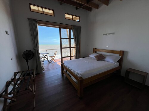 Caribbean house : 5-bedroom bungalow with ocean views. Perfect for families