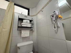 Hair dryer, towels, soap, toilet paper - King Room in Downtown Cusco - San Blas Neighborhood (Cusco)