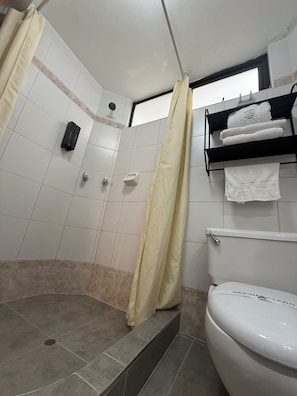 Hair dryer, towels, soap, toilet paper - King Room in Downtown Cusco - San Blas Neighborhood (Cusco)