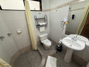 Hair dryer, towels, soap, toilet paper - King Room in Downtown Cusco - San Blas Neighborhood (Cusco)