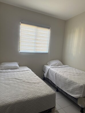 Tabla de planchar con plancha, wifi y ropa de cama 