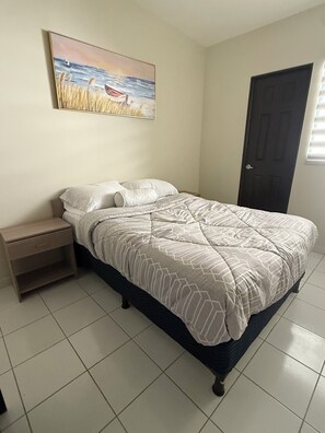 Tabla de planchar con plancha, wifi y ropa de cama 