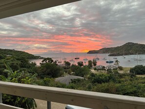 Property grounds - SKY.   Beach Beach Beach Wake up to ocean views. Walk to the beach in 3 minutes! (St Pauls)