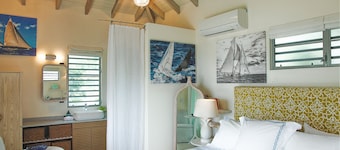 SKY. Beach Beach Beach Wake up to ocean views. Walk to the beach in 3 minutes!