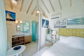 1 bedroom, WiFi, bed sheets - SKY.   Beach Beach Beach Wake up to ocean views. Walk to the beach in 3 minutes! (St Pauls)