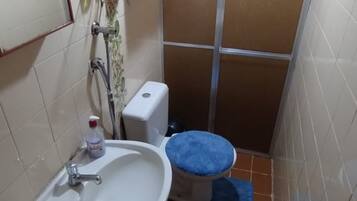 Toalhas de banho, sabonete, papel higiênico
