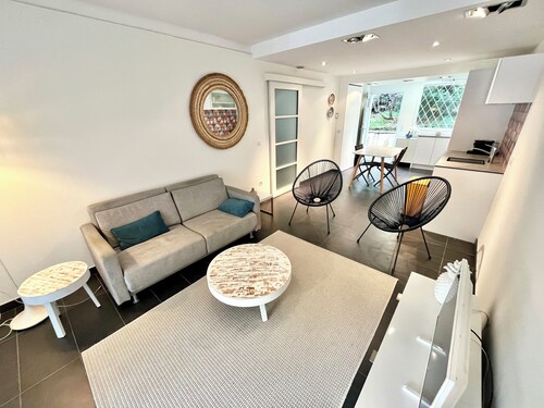 Beautiful 2-bedroom apartment with terrace, 2 en-suite bathrooms & parking